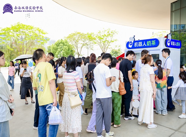 Anno AI Robot Bubble Tea Booth officially settled in Nanhai Bilingual Experimental School