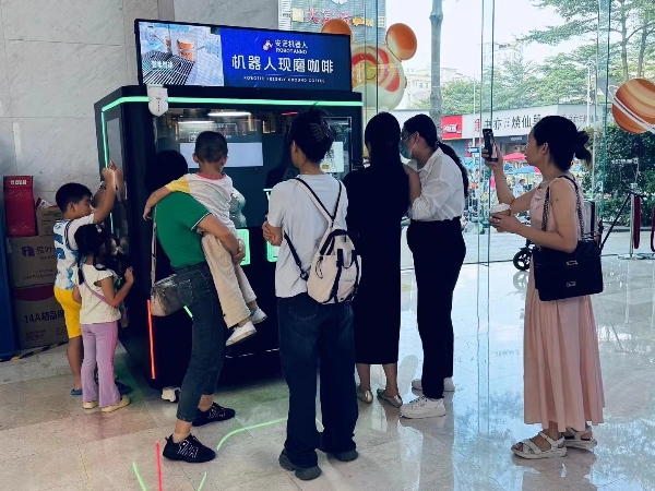 Shenzhen Jingji Bena Shopping Center (Shajing Store) has been put in Anno Robot Coffee Pavilion and Robot Ice Cream Pavilion