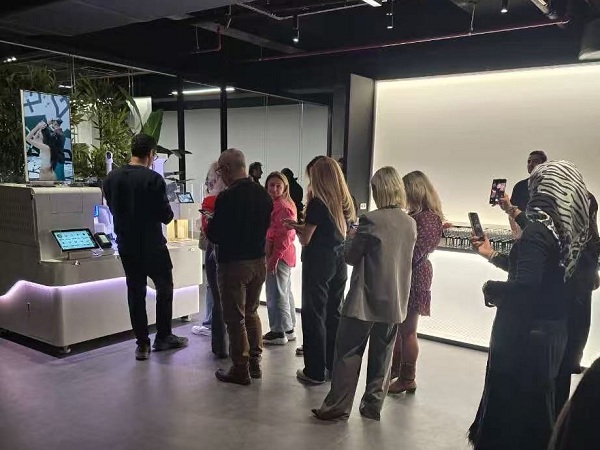 Anno AI Robot Latte Art Printing Bar Opens in Istanbul Shopping Mall, Turkey