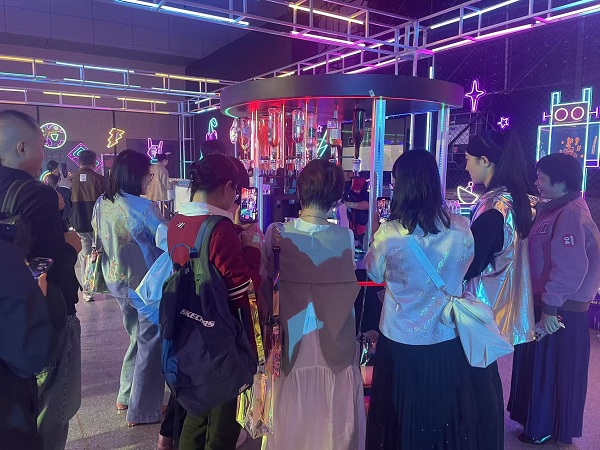 Anno AI Robot Bartending Booth Elevates Hangzhou Corporate Year-End Events with a Fresh Experience