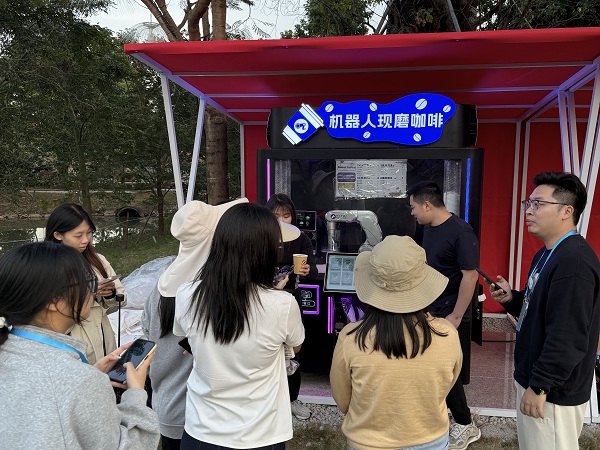 Anno AI Robot Freshly Ground Coffee Kiosk Opens at Xiaolan Chrysanthemum Garden, Yanjiang Road, Xiaolan Town, Zhongshan City, Guangdong Province