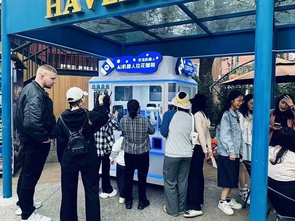 全新AI机器人拉花咖啡打印亭入驻东莞世界之窗的梅拉尼亚小镇网红打卡地，打造 “科技 + 文旅” 融合场景