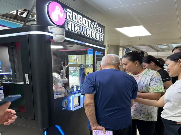 Anno AI Robot Coffee Kiosk in Shenzhen Futian Swimming and Diving Pavilion, Intelligent Service Empowering New Scene of National Fitness