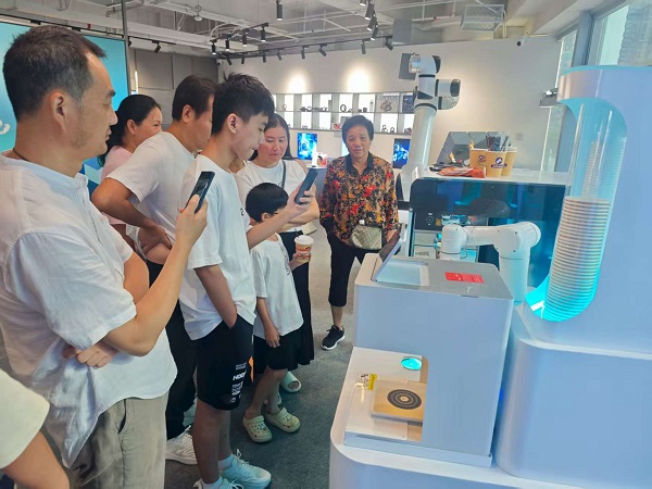 Anno Robotics in Longgang, the world‘s first 6S store, bursting with excitement! Available for rent, sale and customization!