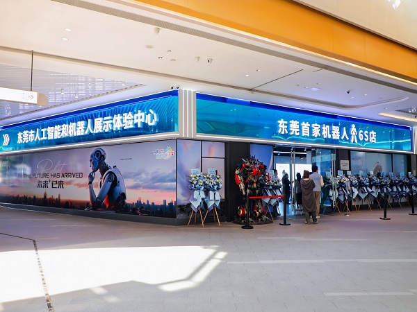 Anno AI Robot Latte Art Printing Bar and Robot Ice Cream Kiosk Debut at Dongguan‘s First Robot 6S Store