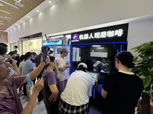 Anno AI Robot Freshly Ground Coffee Kiosk and Robot Sundae Ice Cream Kiosk in Huizhou Huixin Party Service Center