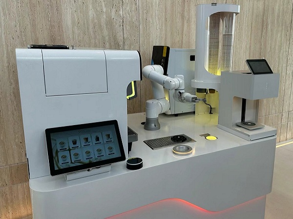 Anno AI Robotic Flower Pulling and Printing Coffee Bar Stuns in Dubai