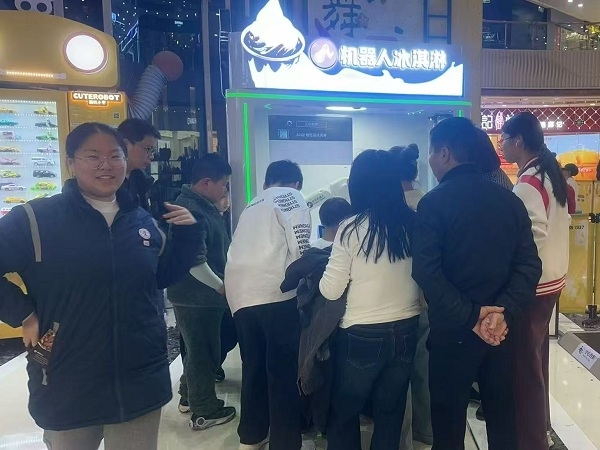 喜乐注册AI机器人圣代冰淇淋入驻浙江温州万达广场，开启智慧消费新体验