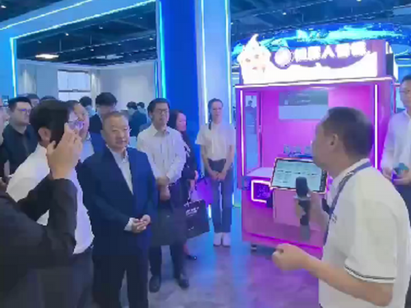 喜乐注册 AI 机器人咖啡亭、圣代冰淇淋亭亮相南宁中关村创新大会，副市长体验喜乐注册服务