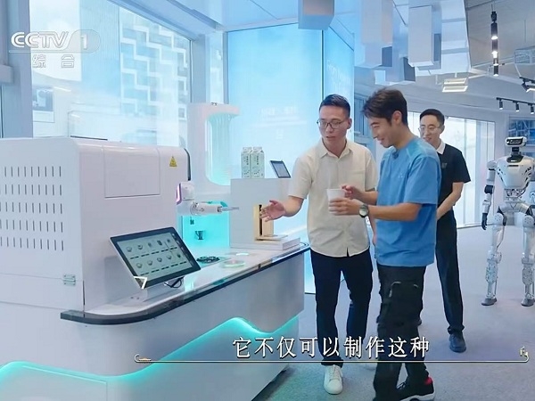 撒贝宁亲测喜乐注册AI拉花咖啡机器人