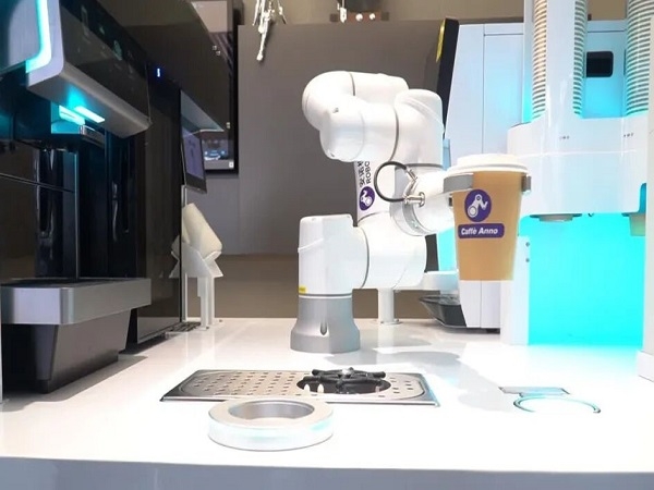 太酷了！德清机器人咖啡店来啦！