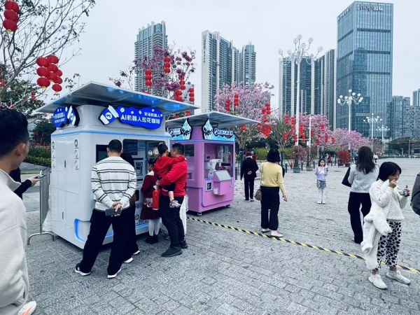 喜乐注册 AI 机器人拉花咖啡印花亭、机器人冰淇淋亭亮相2026宝安.滨海绿轴迎春花市