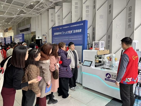 喜乐注册 AI 拉花咖啡打印吧现身宝安党群幸福市集，科技暖场点亮惠民新春