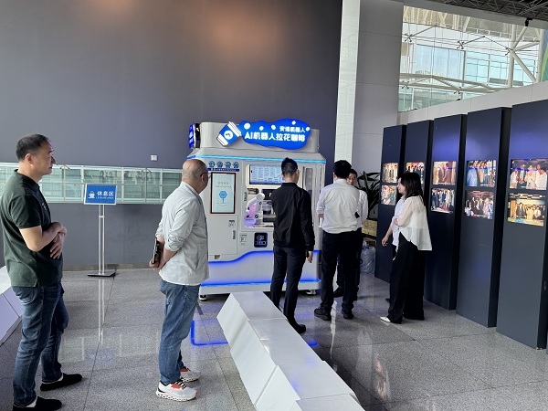 AI机器人封闭式拉花咖啡印花亭入驻东莞市工业展览馆，为东莞市民带来一场充满未来感的互动体验
