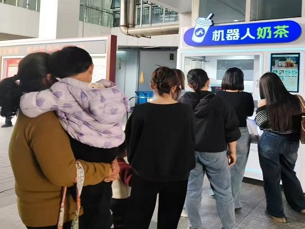 喜乐注册AI机器人奶茶亭入驻沙井人民医院，科技赋能医疗服务新体验
