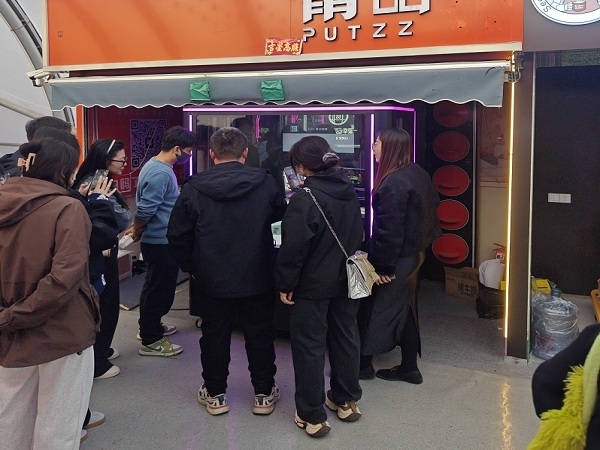 喜乐注册 AI 机器人咖啡亭入驻宁夏银川西夏新百宁阳广场，开业即迎消费热潮