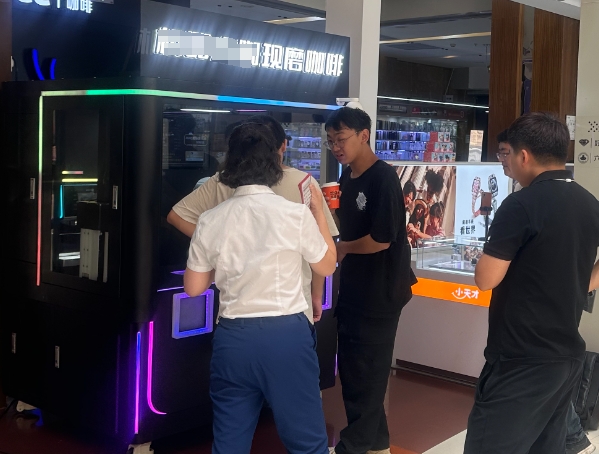 云南宣威沃尔玛：机器人咖啡亭