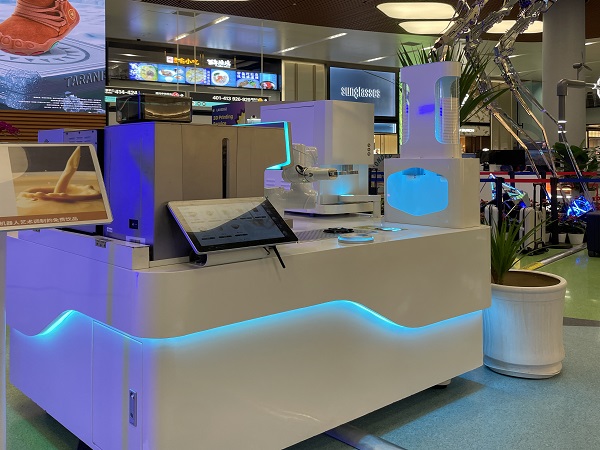 Anno AI coffee-pulling robot appeared in Zhejiang Hangzhou Airport Science and Technology Carnival, providing travelers with exquisite black-tech coffee-pulling.