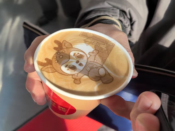 Anno AI Robot Coffee Pulling and Printing Bar is stationed in Jiuyuan Mansion Hotel in Baotou, Inner Mongolia for the first time, bringing a new experience of coffee + technology and art in Chinese New Year.