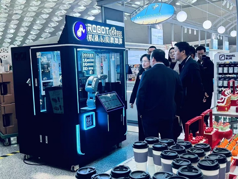 Anno AI Robot Freshly Ground Coffee Kiosk and Sundae Ice Cream Kiosk in Shenzhen Airport, Providing Airport Passengers with High-Quality AI Robot + Beverage Services