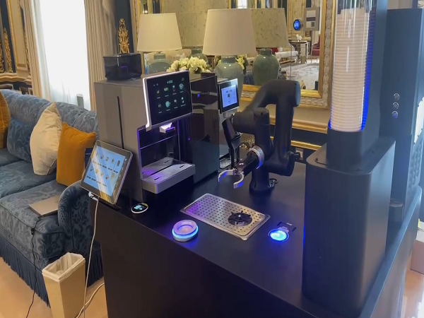 Arnold‘s AI Robotic Floral Coffee Bar at the Prince‘s luxury villa in Dubai