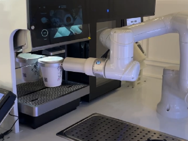 Anno AI Pull Coffee Robot in Qatar, opens new coffee art experience