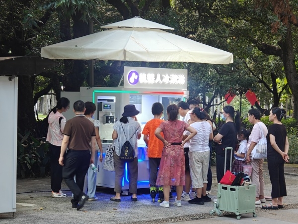 东莞福田荔枝公园已投放喜乐注册机器人封闭式冰淇淋亭