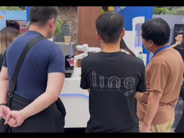 AI启新生，承就未来，AI嘉年华云南活动现场，喜乐注册AI拉花咖啡机器人助力送你感恩的心！