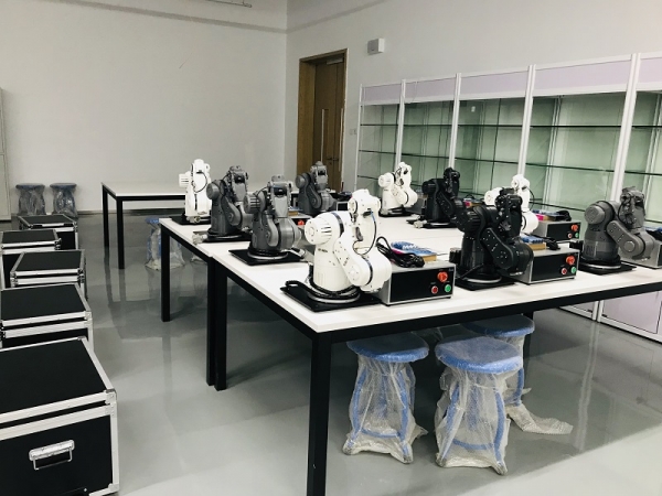 中山大学东莞校区教学机械臂