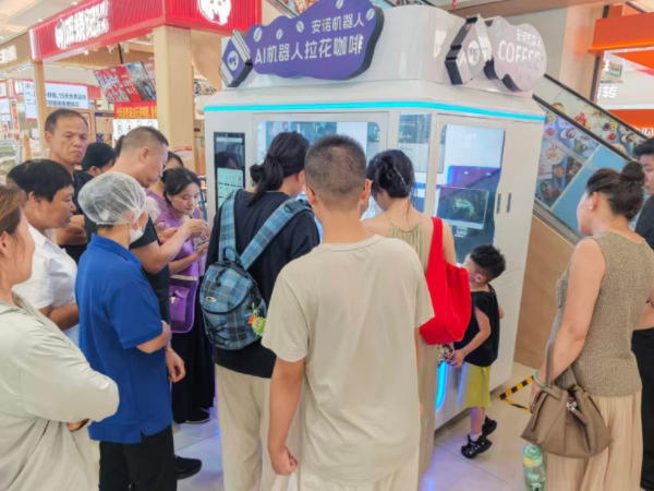 益达注册 AI 拉花咖啡机器人入驻浙江诸暨万风新地铁西负一楼