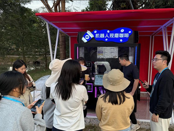 Anno AI Robot Freshly Ground Coffee Kiosk Opens at Xiaolan Chrysanthemum Garden, Yanjiang Road, Xiaolan Town, Zhongshan City, Guangdong Province
