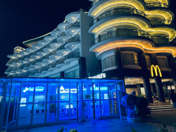 Shenzhen Dameisha Yalan Hotel—Anno AI Robot Ice Cream Kiosk, Latte Art Kiosk, and Bubble Tea Kiosk Now Open