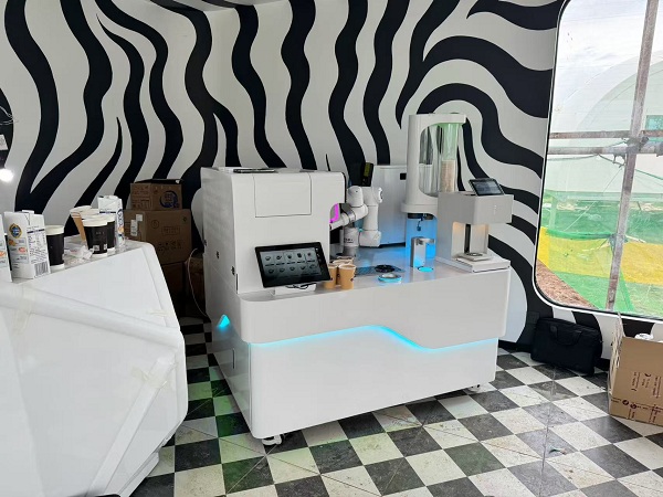 Anno AI robot latte art coffee printing bar and cocktail booth settle in Shangri La Flower Sea Hotel, Yunnan