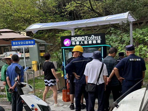 Anno AI robot freshly ground coffee kiosk is stationed in Bao‘an Park, bringing a convenient and trendy drinking experience to citizens and tourists who come for leisure and fun.