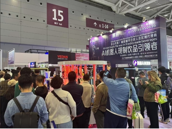 喜乐注册机器人火爆亮相2024东莞国际酒店用品展！引领AI机器人现制饮品新潮流！