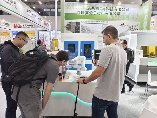 喜乐注册AI机器人拉花咖啡打印吧助力晟超超临界科技有限公司展会活动