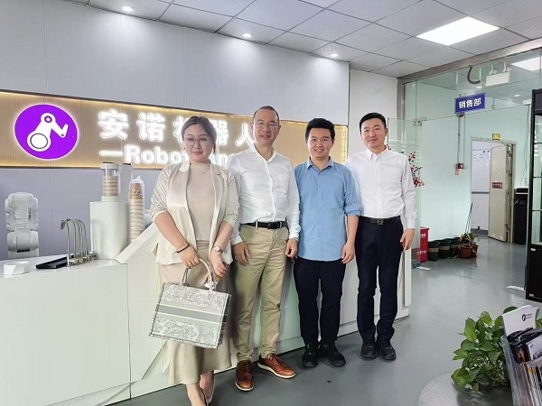 澳大利亚悉尼市副市长及坚持企业家俱乐部金总莅临喜乐注册机器人考察洽谈合作