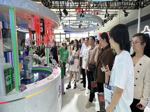 智启中非合作新程！喜乐注册机器人燃爆第四届中国-非洲经贸博览会！